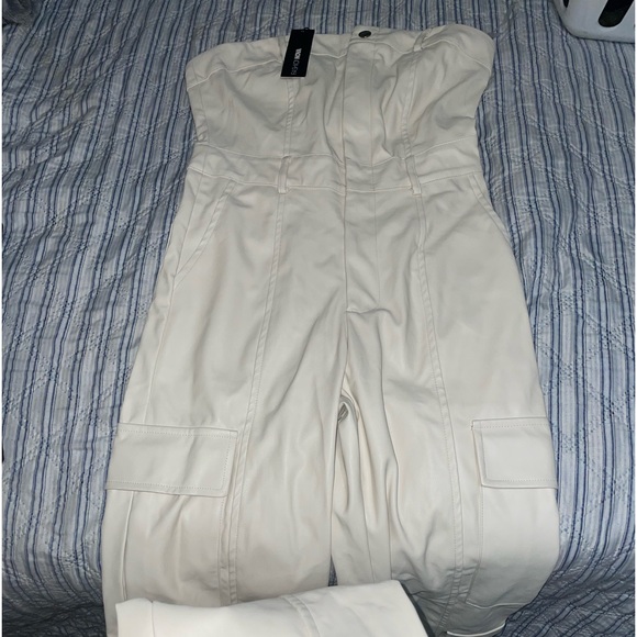 Fashion nova Jumpsuit leather
Cream color - Picture 2 of 4